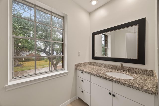 422 Willow Vista Drive, El Lago, TX 77586