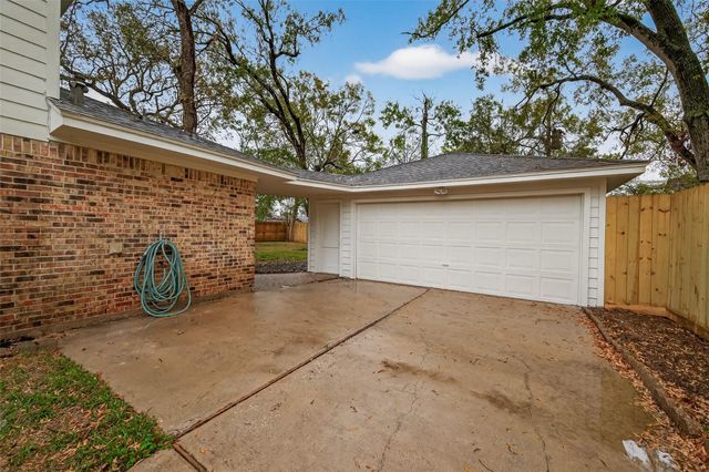 422 Willow Vista Drive, El Lago, TX 77586