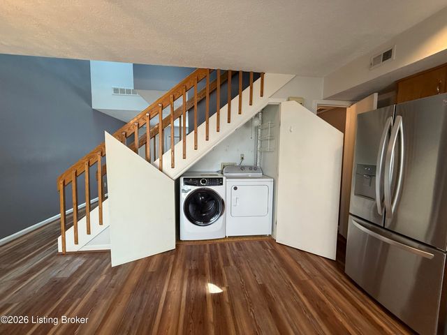 404 Ledgeview Park Dr, Louisville, KY 40206
