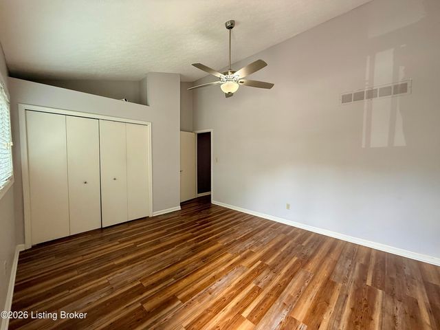 404 Ledgeview Park Dr, Louisville, KY 40206