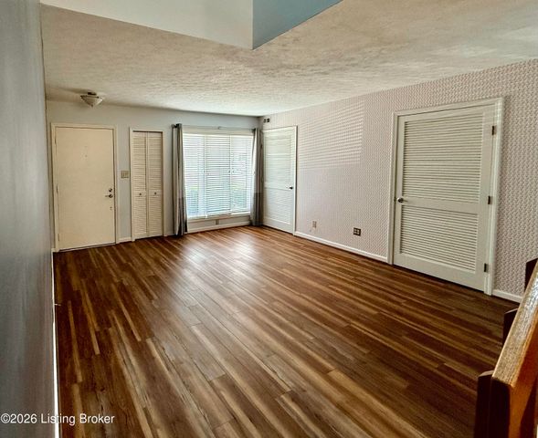 404 Ledgeview Park Dr, Louisville, KY 40206