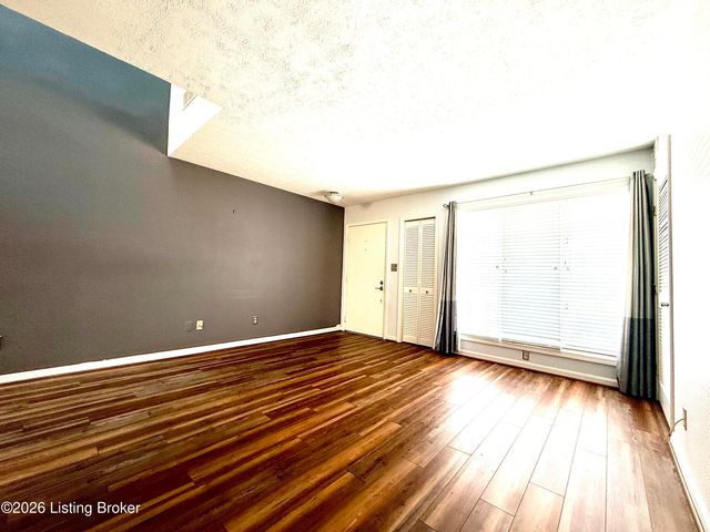 404 Ledgeview Park Dr, Louisville, KY 40206