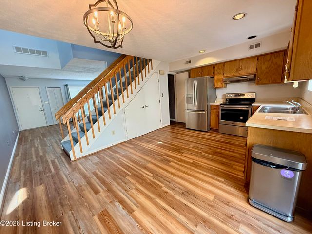 404 Ledgeview Park Dr, Louisville, KY 40206