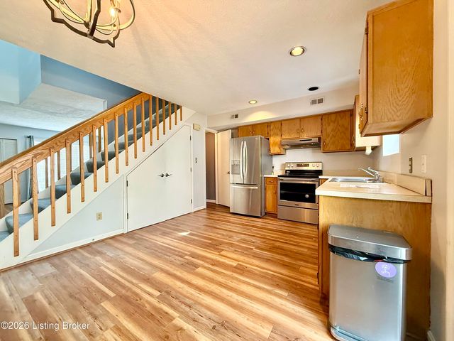 404 Ledgeview Park Dr, Louisville, KY 40206