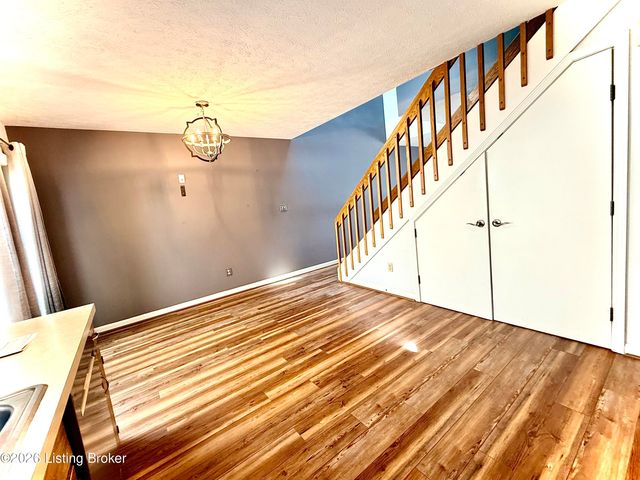 404 Ledgeview Park Dr, Louisville, KY 40206