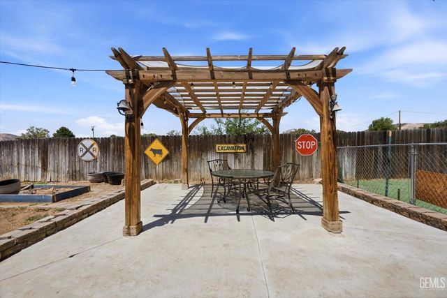 814 Bamboo Court, Tehachapi, CA 93561