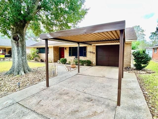 1208 Miles Street, Rosenberg, TX 77471