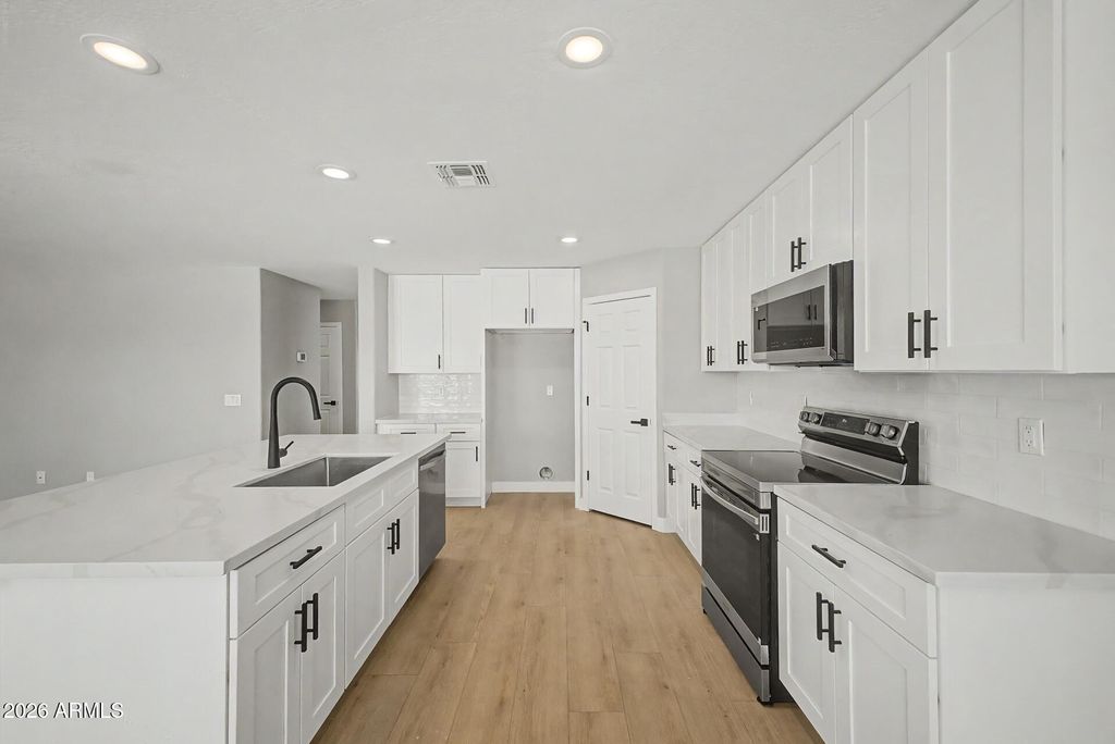 Image 13 of property listing at 7345 W PUEBLO Avenue, Phoenix, AZ 85043