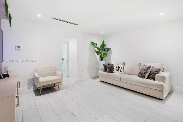 1140 N Douglas Rd, Pembroke Pines, FL 33024