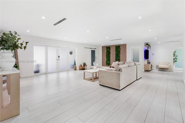 1140 N Douglas Rd, Pembroke Pines, FL 33024