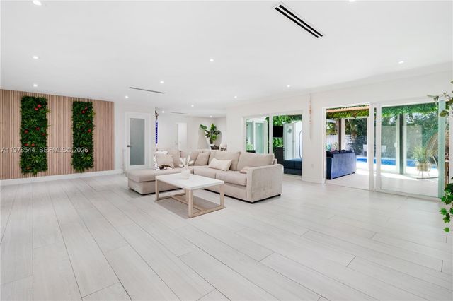 1140 N Douglas Rd, Pembroke Pines, FL 33024