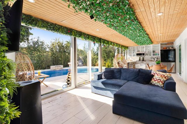 1140 N Douglas Rd, Pembroke Pines, FL 33024