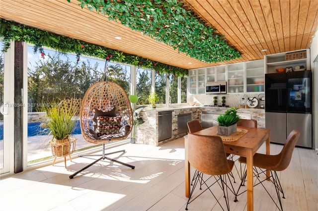 1140 N Douglas Rd, Pembroke Pines, FL 33024