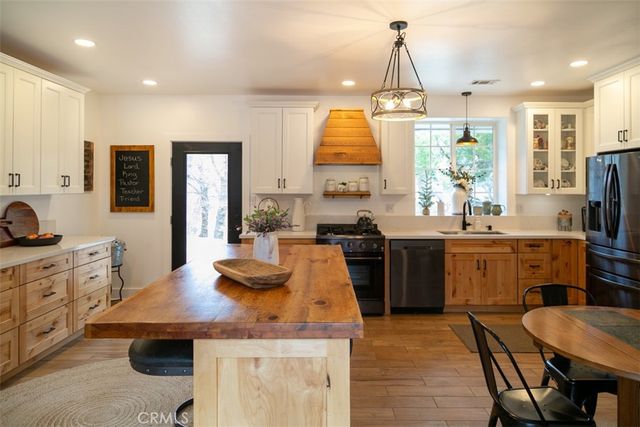 33303 Lake View Drive, Arrowbear, CA 92382