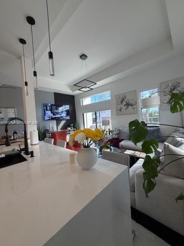 4396 NW 9th St, Plantation, FL 33317