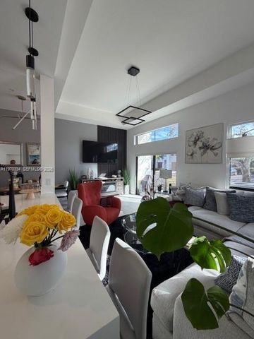 4396 NW 9th St, Plantation, FL 33317