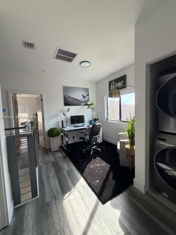 4396 NW 9th St, Plantation, FL 33317