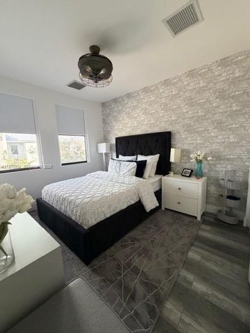 4396 NW 9th St, Plantation, FL 33317