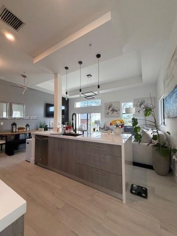 4396 NW 9th St, Plantation, FL 33317