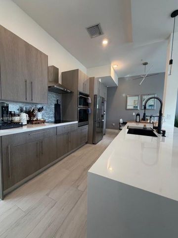 4396 NW 9th St, Plantation, FL 33317