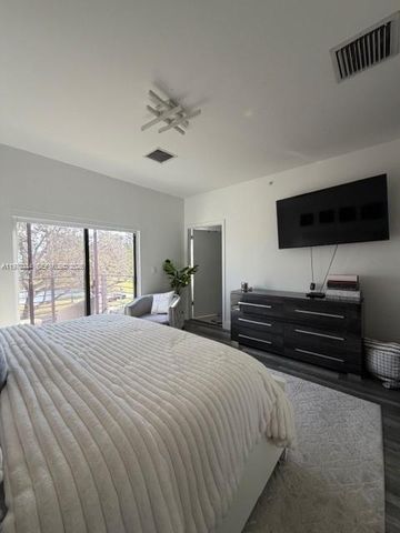 4396 NW 9th St, Plantation, FL 33317