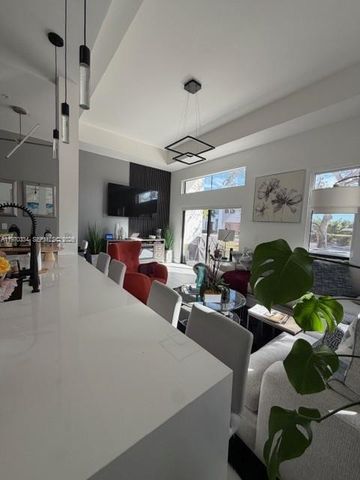 4396 NW 9th St, Plantation, FL 33317