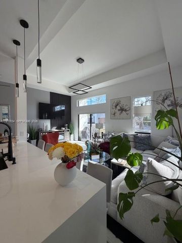 4396 NW 9th St, Plantation, FL 33317