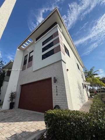 4396 NW 9th St, Plantation, FL 33317