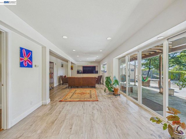 16 Valley View Ct, El Sobrante, CA 94803