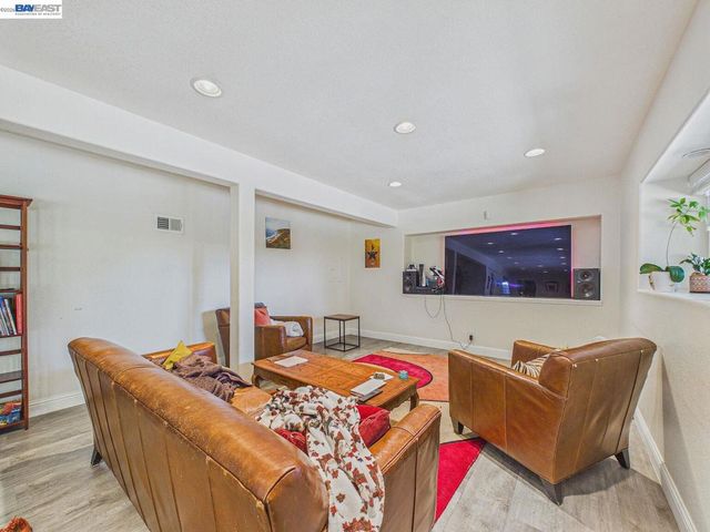 16 Valley View Ct, El Sobrante, CA 94803