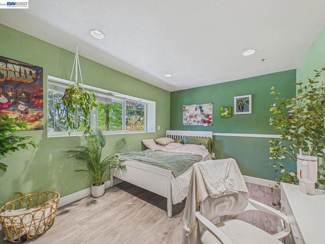 16 Valley View Ct, El Sobrante, CA 94803