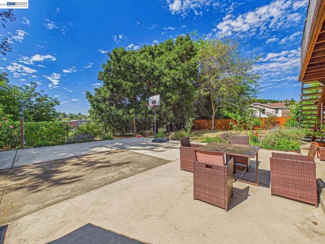 16 Valley View Ct, El Sobrante, CA 94803