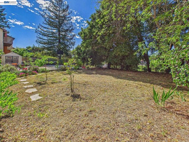 16 Valley View Ct, El Sobrante, CA 94803