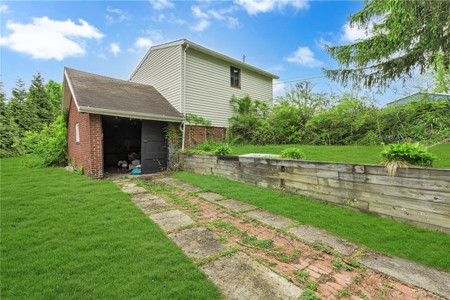 613 Briarcliff Dr, Center Twp, PA 15001