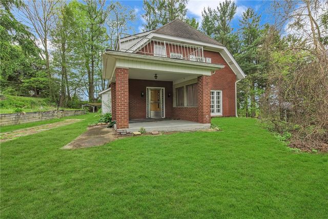 613 Briarcliff Dr, Center Twp, PA 15001