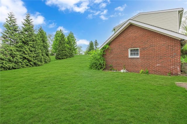 613 Briarcliff Dr, Center Twp, PA 15001