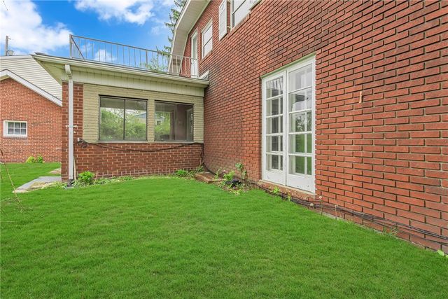 613 Briarcliff Dr, Center Twp, PA 15001