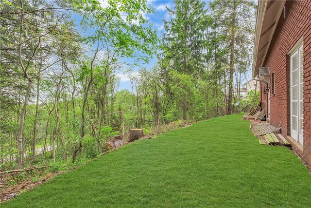 613 Briarcliff Dr, Center Twp, PA 15001