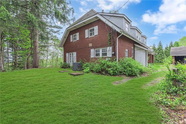 613 Briarcliff Dr, Center Twp, PA 15001