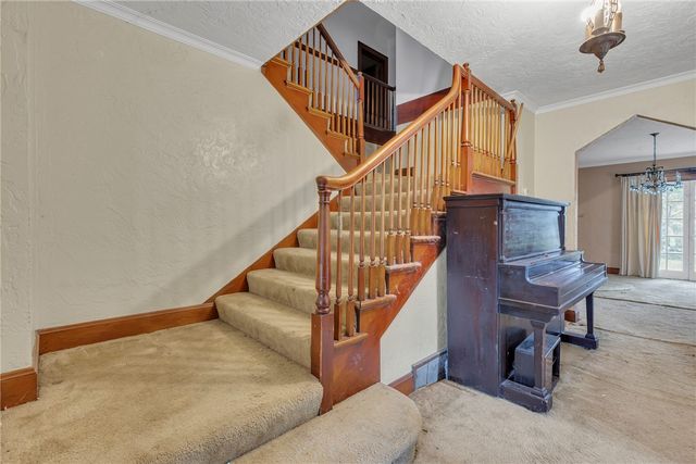 613 Briarcliff Dr, Center Twp, PA 15001
