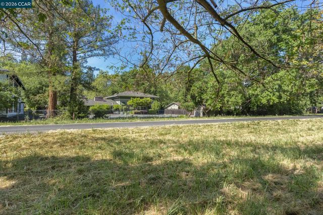 90 Laurel Dr, Danville, CA 94526