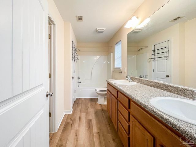 5853 Bilek Dr, Pensacola, FL 32526