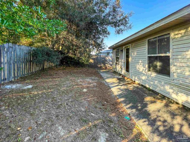 5853 Bilek Dr, Pensacola, FL 32526