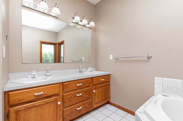 913 W 18th Street S, Newton, IA 50208