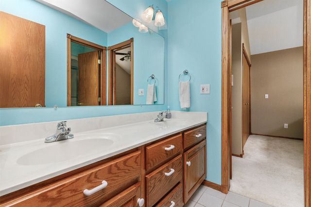 913 W 18th Street S, Newton, IA 50208