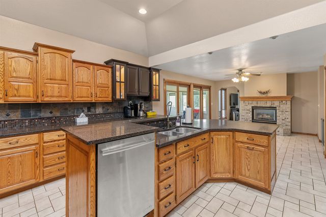 913 W 18th Street S, Newton, IA 50208