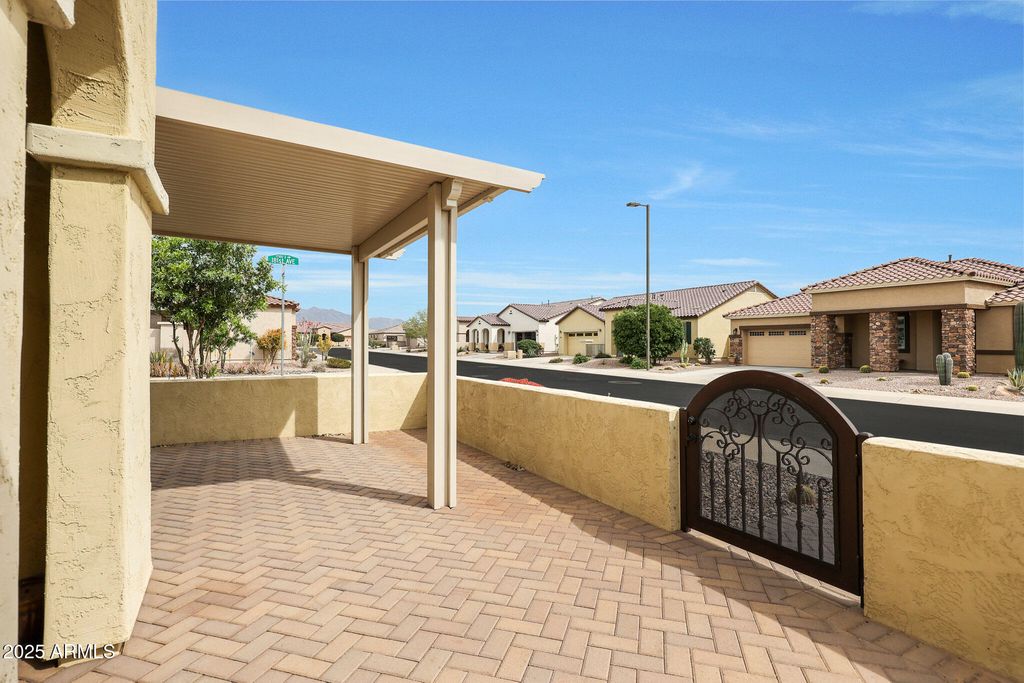 Image 3 of property listing at 18106 W REDWOOD Lane, Goodyear, AZ 85338