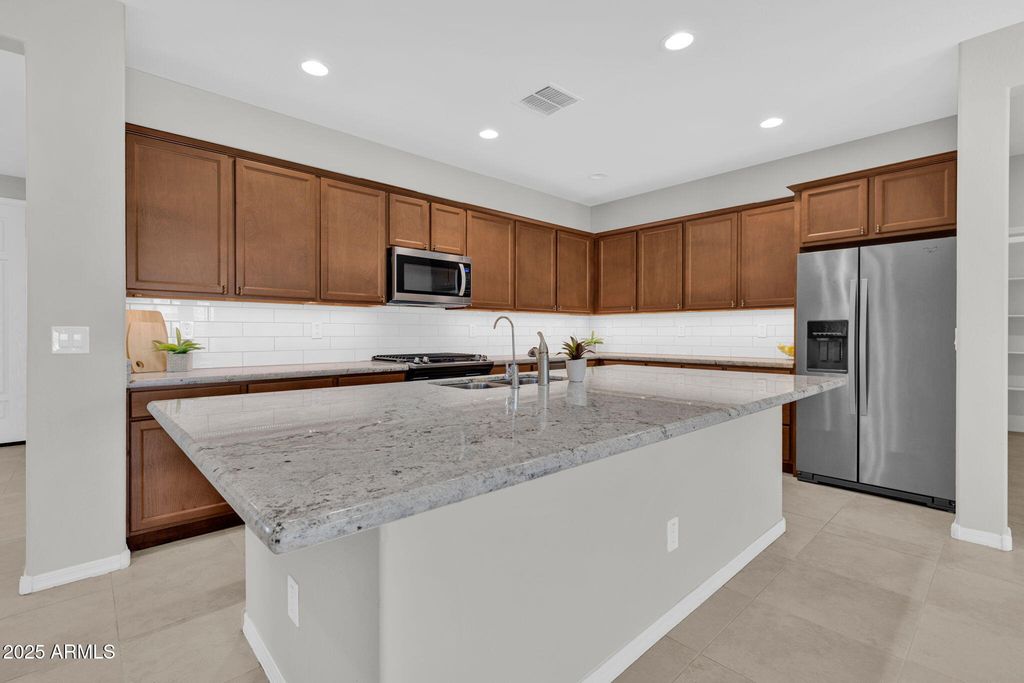 Image 7 of property listing at 18106 W REDWOOD Lane, Goodyear, AZ 85338