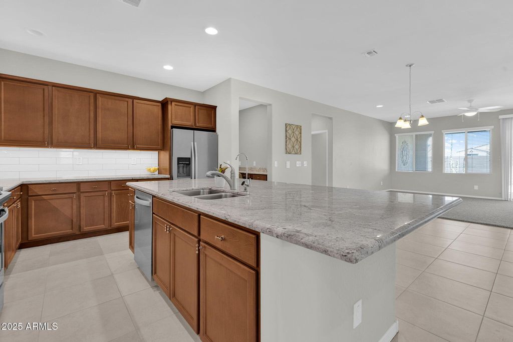 Image 9 of property listing at 18106 W REDWOOD Lane, Goodyear, AZ 85338