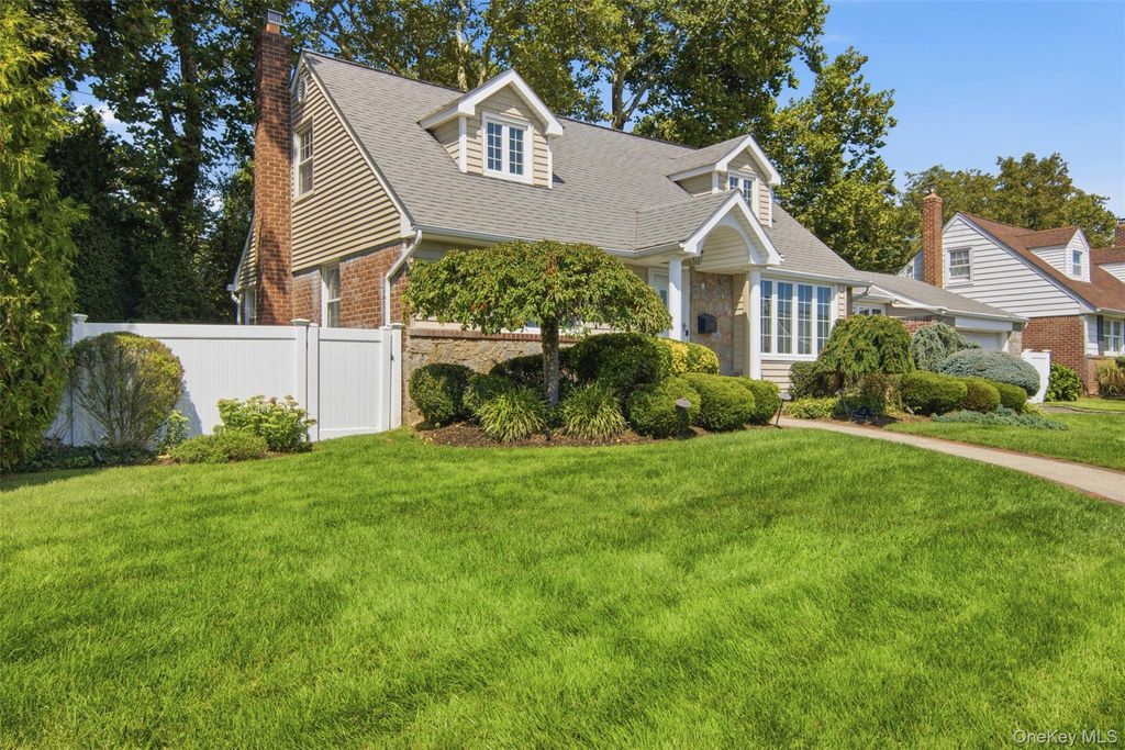 3 Cromwell Road, Carle Place, NY 11514 — photo 2